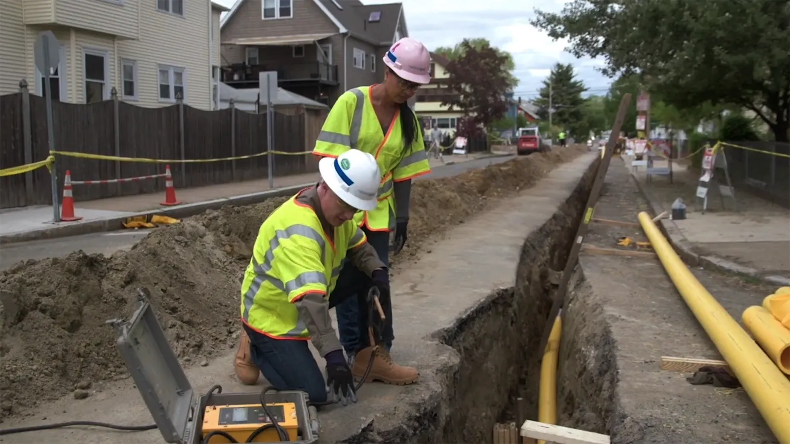 Workers laying Natural Gas pipeline